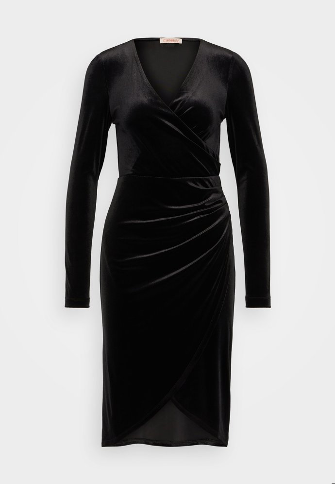 Zavinovací prvek a řasení zdobí také pouzdrové šaty Only, 999 Kč.