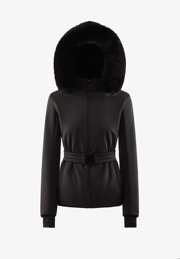 Velká kapuce i kožešina, ani ty nemusí na současných lyžařských kouscích chybět. (Oysho, 4 299 Kč)