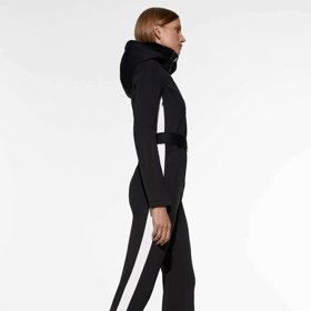 V obchodě Oysho pořídíte i stylovou přiléhavou kombinézu s funkčními vlastnostmi. (4 999 Kč)