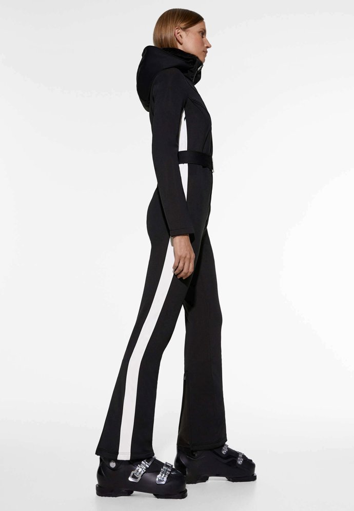 V obchodě Oysho pořídíte i stylovou přiléhavou kombinézu s funkčními vlastnostmi. (4 999 Kč)