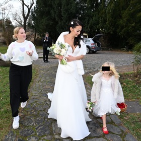 Maskérka vychytávala make-up za pochodu.