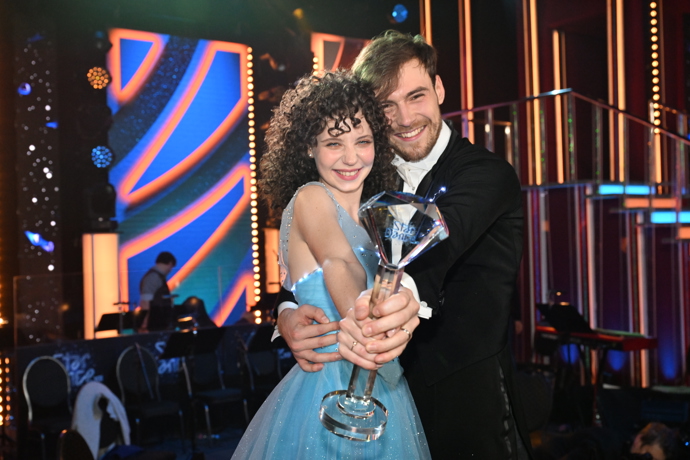 Darija Pavlovičová a její taneční partner Dominik Vodička s vítěznou trofejí za StarDance 2023.