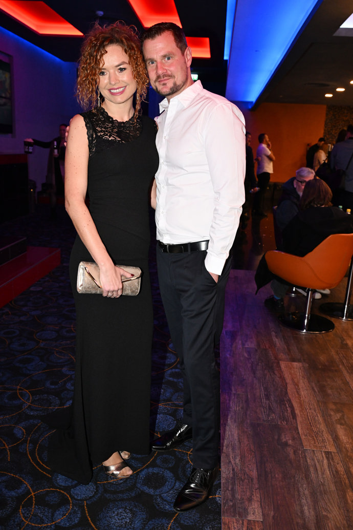 To herečka Kristína Svarinská oblékla elegantní černou společenskou róbu, kterou doplnila zlatým psaníčkem.