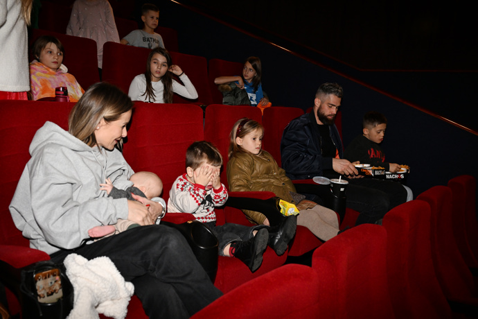 Michaela Salák s manželem Alexanderm zabrali s dětmi prakticky celou řadu v kině.