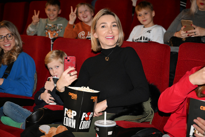 Dominika Mesarošová si Méďovy Vánoce se synem užila - popcorn nesměl chybět.