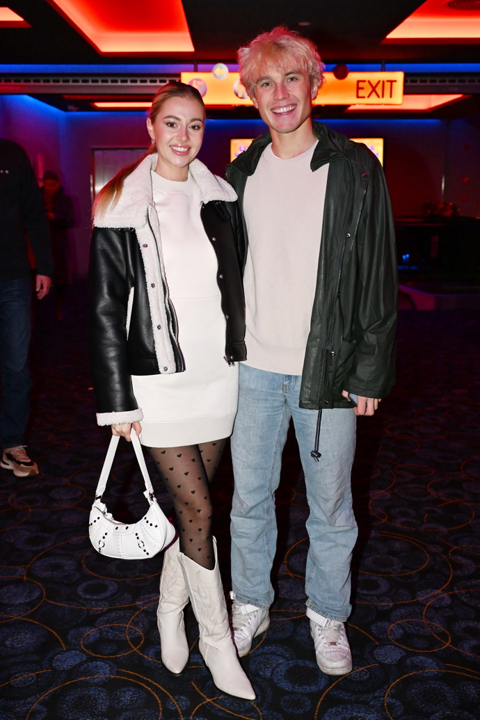 Mária Glatzová a Chris Jirout, vítězové třetí řady Love Islandu, si na premiéru vyrazili ve velmi neformálním oblečení. Eleganci od nich zřejmě čekat nemůžeme.