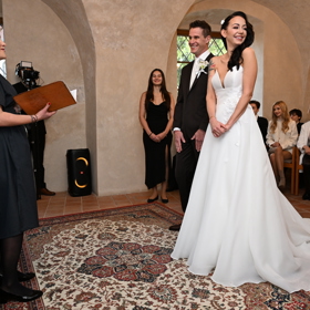 Ač si původně vybírala šaty od návrhářky, která jí šije většinu modelů na společenské události, nakonec šla do ověřeného salonu pro princeznovský model. 