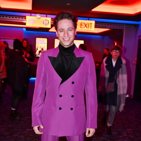 Milan Peroutka si vzal temně růžový oblek.