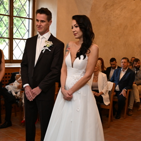 Agáta se vdávala v šatech ze salonu Adina. 