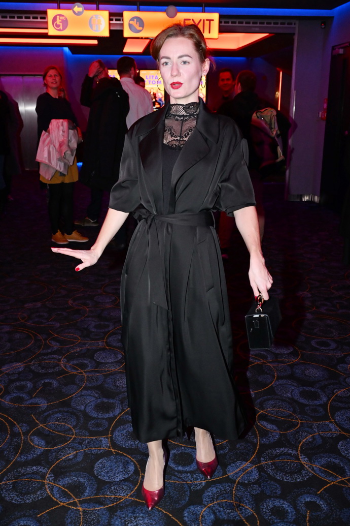 Herečka Anna Jiřina Daňhelová vynesla sofistikovanou kombinaci saténového černého pláště a krajky v dekoltu.