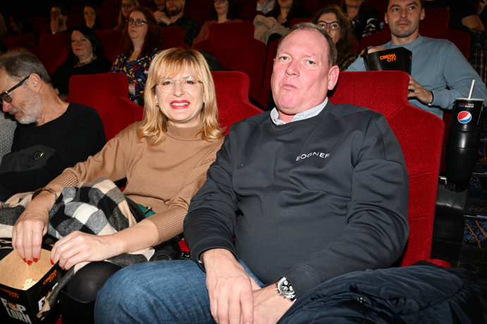 Moderátorka Štěpánka Duchková s manželem jen nenápadně zasedli mezi diváky, oblékli se proto méně formálně.