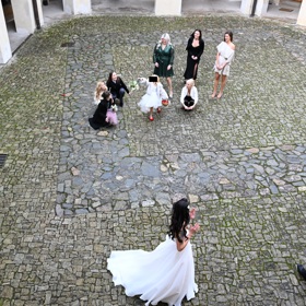 Házení kytice na svatbě Agáty a Mirka. 