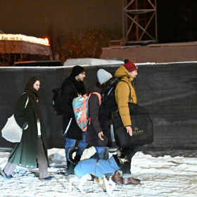 Eva Adamczyková s Markem a přáteli.