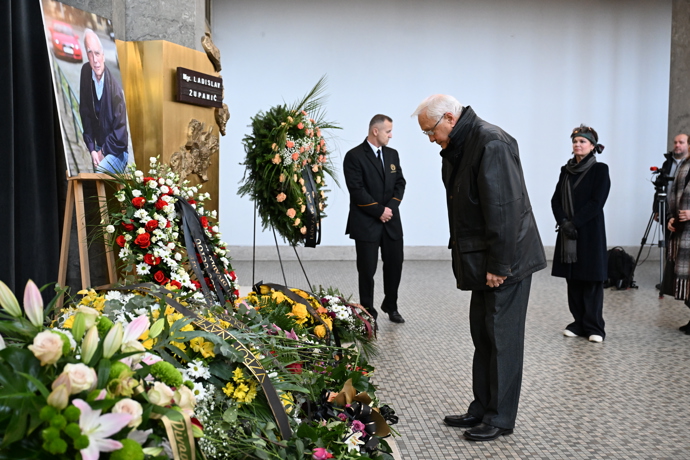Jaroslav Satoranský se před rakví uklonil.