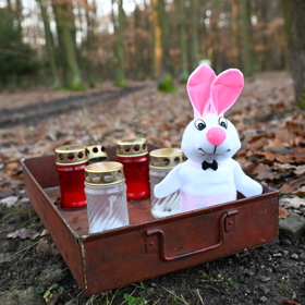 Lidé na místo činu přinášejí svíčky.