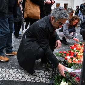 Pietní místo se pomalu rozrůstá.