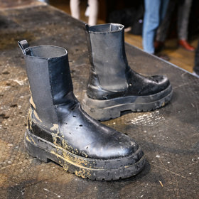 Od fekálií byla Lady Dee pošpiněná od hlavy až k patě. 