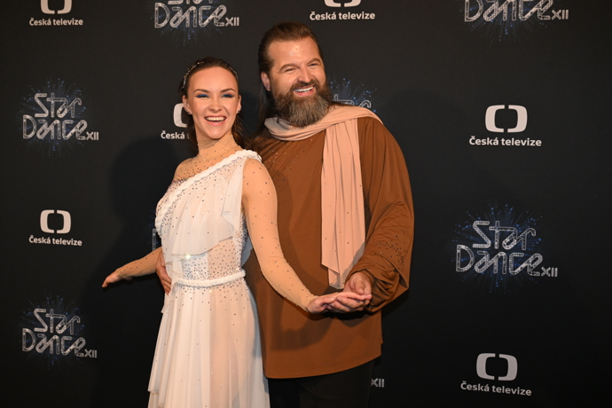 Josef Maršálek oblékl na rumbu hnědou košili, kterou korunoval elegantním béžovým šálem.