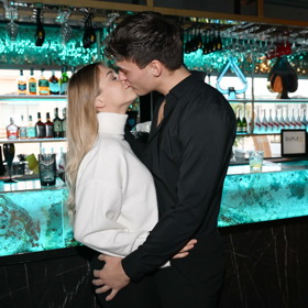 Pár spolu září štěstím. 