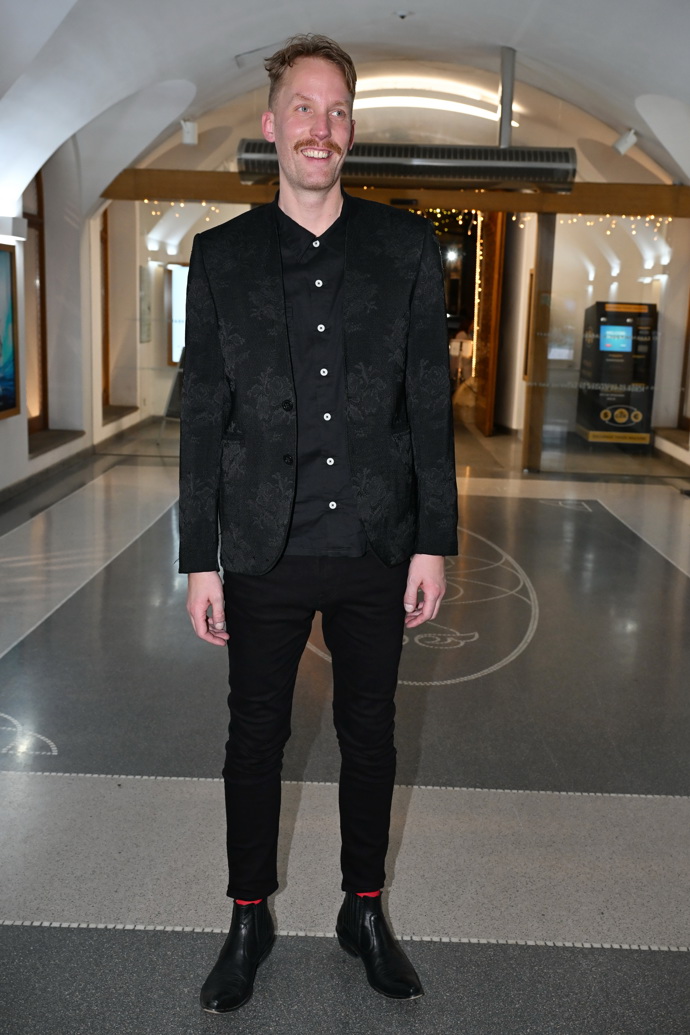 Režisér filmu Tomáš Dianiška oblékl černé sako s výšivkou, černou košili a černé kalhoty. Jen z bot mu vykukovaly rudé ponožky.