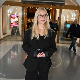 Influencerka Mariana Prachařová oblékla komplet oversize saka přepásaného páskem a širokých kalhot.