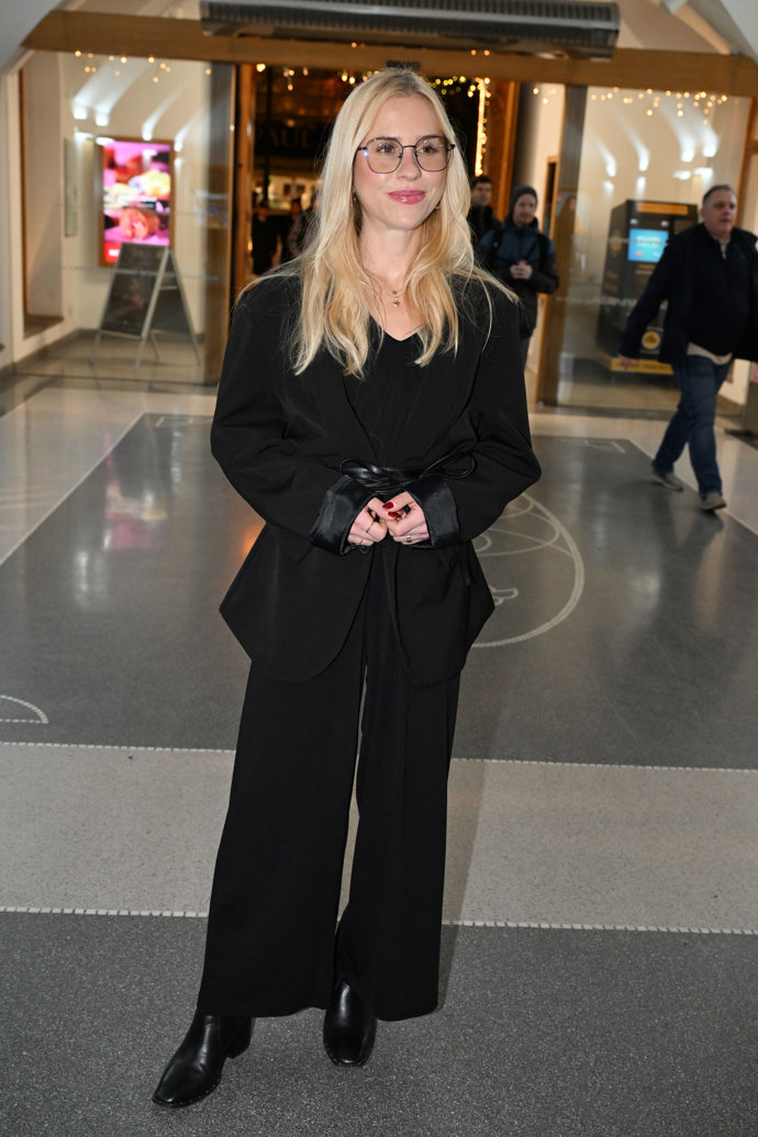 Influencerka Mariana Prachařová se na premiéře filmu Lítá v tom objevila v půvabném a stylovém černém kostýmku.