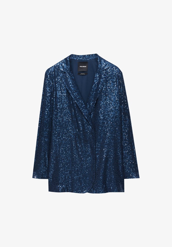 Flitrové sako najdete i u značky Pull & Bear. (1 199 Kč)