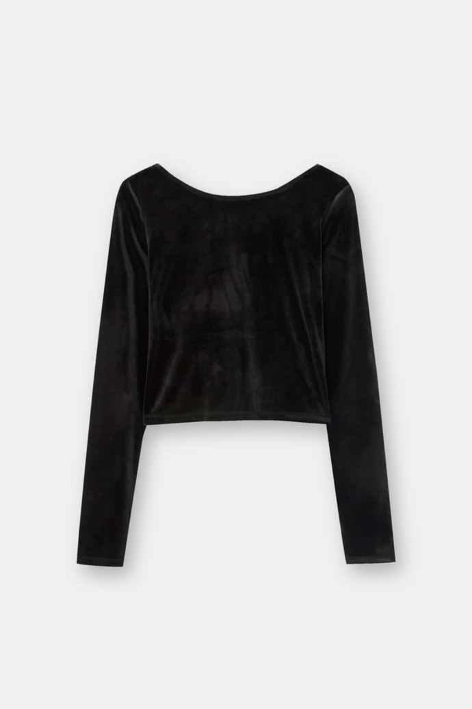 Sbírku současných trendy kousků ze sametu doplňují i oblíbené crop topy. (Pull & Bear, 499 Kč)