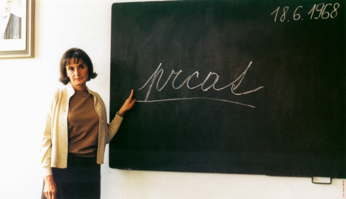 Komedie Pelíšky má spoustu památných scén a tato školská s Evou Holubovou je s oblibou citována dodnes.