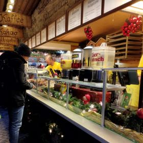 Klasicky se prodává i svařené víno nebo vaječný likér. 