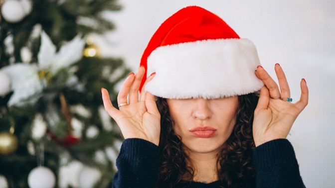 Rodinné příběhy: Manžel letos zdobil vánoční stromeček s pomocí dětí. Na tu hrůzu se nedokážu koukat