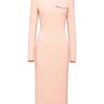 Šaty v odstínu Peach Fuzz představila značka Prada už ve své  aktuální podzimní kolekci. Do oka padly herečce Umě Thurman.