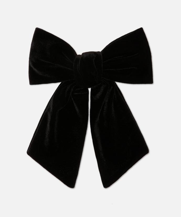 Nezapomenťe na mašli. Hodí se do vlasů i k límečku košile. (Primark, 105 Kč)