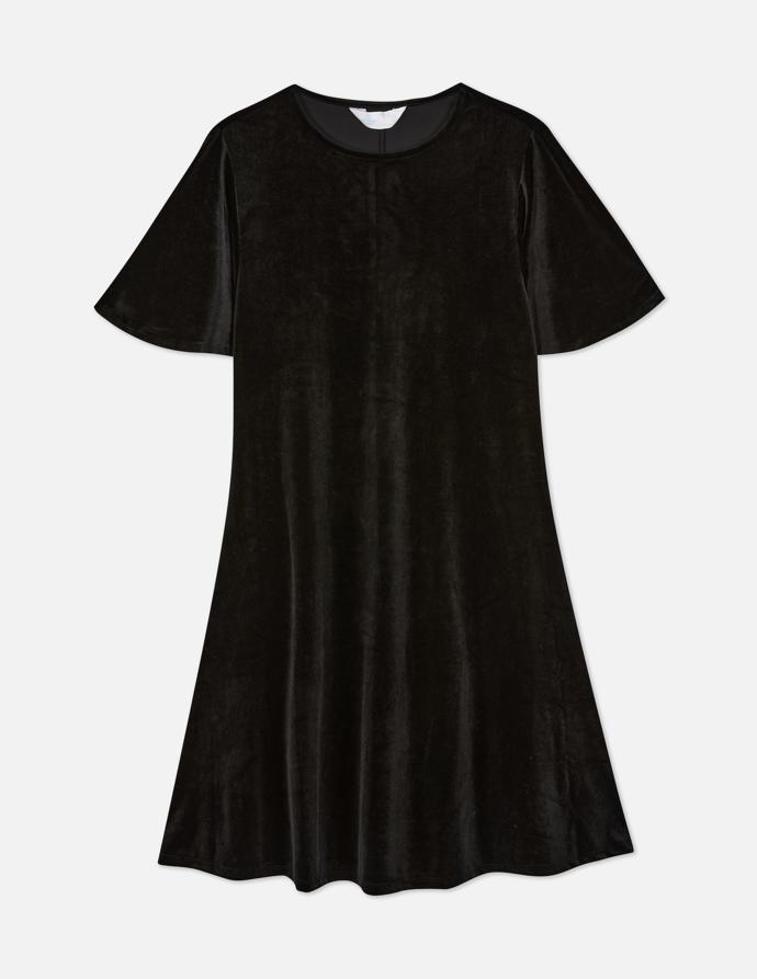 Co nejkratší délka a motýlí rukávky. Ideální střih pro roztomilé sametové minišaty. (Primark, 415 Kč)