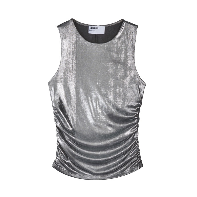 Hitem jsou i třpytivé metalické materiály. (Primark, 310 Kč)