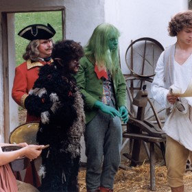 Jakub Zindulka nosí v pohádce Princezna ze mlejna hráškově zelený fráček, šedivé kalhoty, barevnou vestičku a červený šátek.