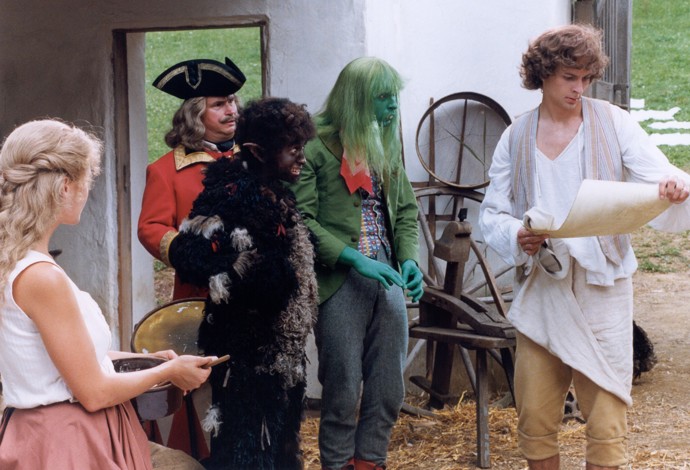 Jakub Zindulka nosí v pohádce Princezna ze mlejna hráškově zelený fráček, šedivé kalhoty, barevnou vestičku a červený šátek.