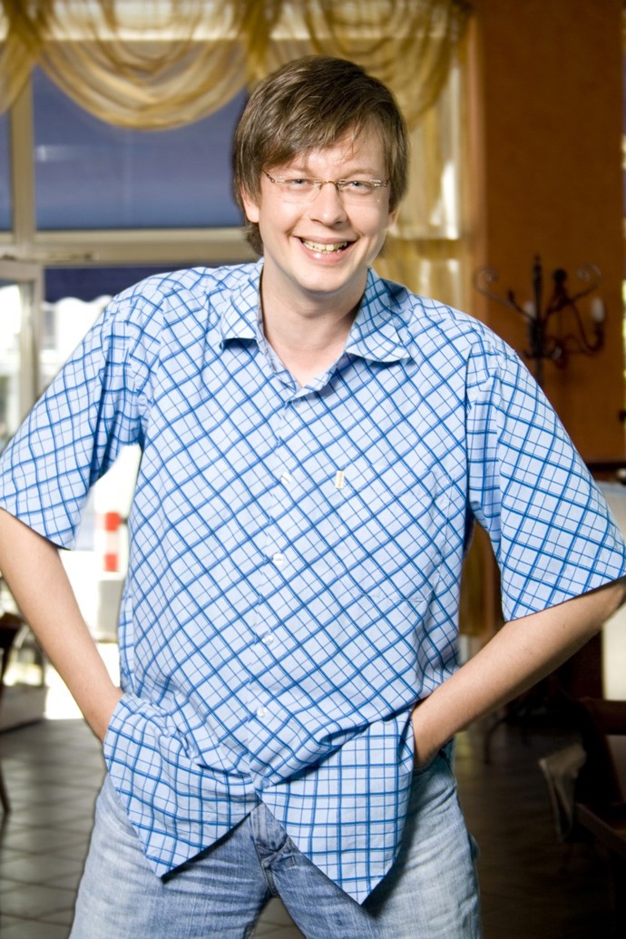 V době začátků ve Snídani s Novou miloval vzorované košile. 