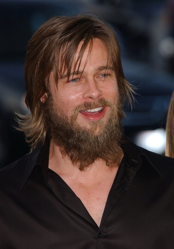 2002 - stejně jako v neupraveném tmavě blond rozcuchu a plnovousu.