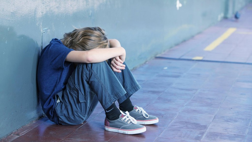 Odporná šikana na základní škole. Skupina chlapců obklíčila a osahávala spolužáka na toaletách