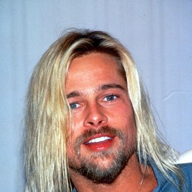 1996 - Měl je i o rok později, jen v platinovém odstínu s odrosty. Jak mu to slušelo, posuďte sami.