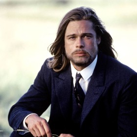 1995 - V Legendě o vášni debutoval Brad Pitt v dlouhých vlasech, ke kterým se v pozdějších letech periodicky vracel.