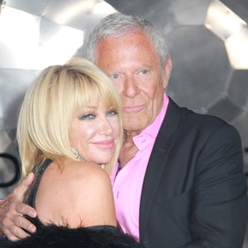 Producent Alan Hamel a herečka Suzanne Somers byli svoji od roku 1977. A ani po padesáti letech vztahu je vzájemná láska neopouštěla. S radostí ji demonstrovali na každé společenské akci, kam vyrazili.