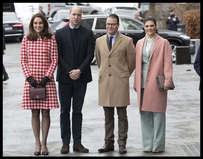 Obě princezny se moc pěkně sladily ve Stockholmu roku 2018. Zatímco Kate vsadila na červeno-bílý kabát s kohoutí stopou, Victoria zkusila pro sebe netypickou růžovou.