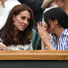 Kate se podle britského novináře Omida Scobieho chovala k Meghan vlažně i během jejího prvního těhotenství, kdy se manželka prince Harryho potýkala s depresemi a sebevražednými myšlenkami.