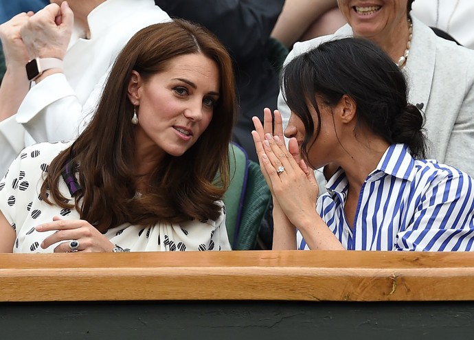 Kate se podle britského novináře Omida Scobieho chovala k Meghan vlažně i během jejího prvního těhotenství, kdy se manželka prince Harryho potýkala s depresemi a sebevražednými myšlenkami.