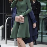 V roce 2019 si Kate Middleton oblékla stejný střih šatů v zelené barvě. 
