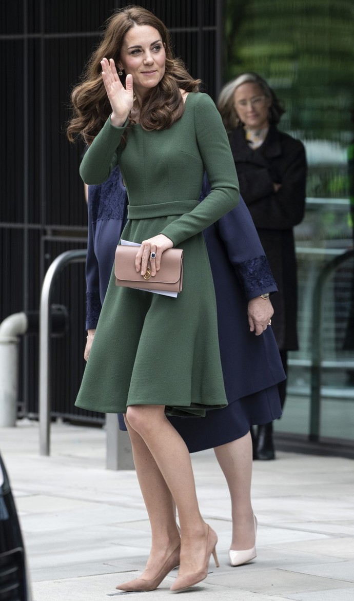 V roce 2019 si Kate Middleton oblékla stejný střih šatů v zelené barvě. 