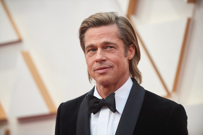 2020 - Brad Pitt během kariéry pravidelně střídá delší a kratší vlasy, před třemi lety byl ve fázi "něco mezi".