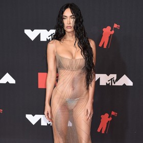 Možná ještě odvážnější model ale vynesla už v roce 2021 na vyhlášení cen MTv. Její takřka neviditelná kreace pocházela z dílny návrháře Thierryho Muglera. Megan pod ni oblékla titěrné prádlo, stejně ale působila svým oblíbeným, nahým dojmem.
